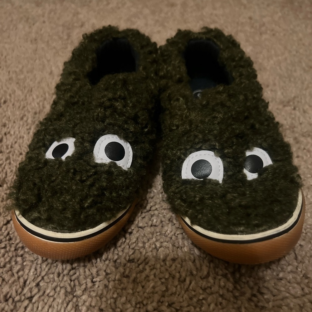 Cat and Jack green fuzzy toddler shoes size 9 “Oscar the Grouch” look